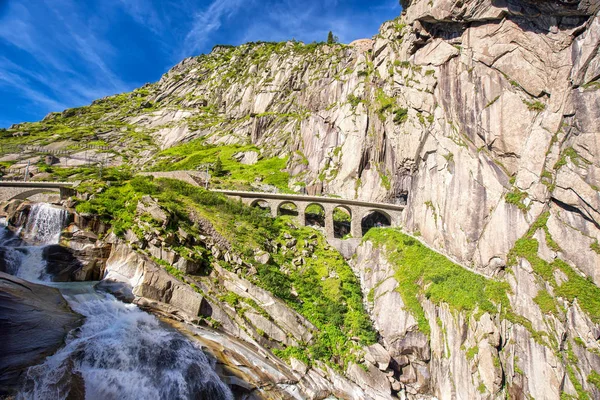 Puente ferroviario a través del río —  Fotos de Stock