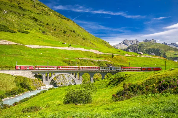 dağlarda Nehri Köprüsü tren