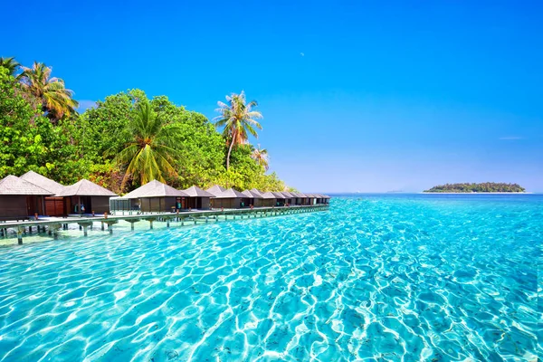 Overwater bungalows in mooie lagune — Stockfoto