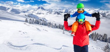 Babası Alpleri'nde ile küçük çocuk