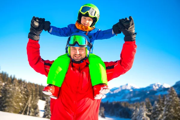 Jongetje met zijn vader in Alpen — Stockfoto