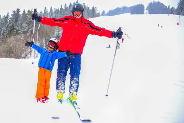 Petit garçon apprenant le ski avec son père — Photo