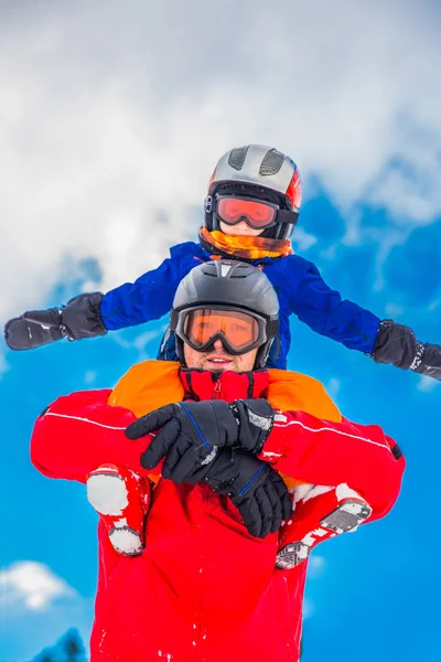 Petit garçon avec son père dans les Alpes — Photo