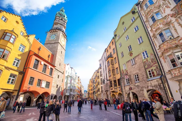 Folk i Innsbruck sentrum – stockfoto