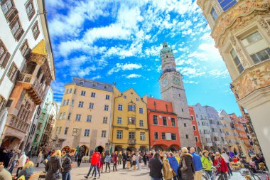 İnsanlar Innsbruck şehir merkezinde
