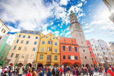 İnsanlar Innsbruck şehir merkezinde