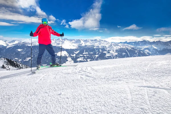 Homem esquiando em pistas preparadas em Alpes — Fotografia de Stock