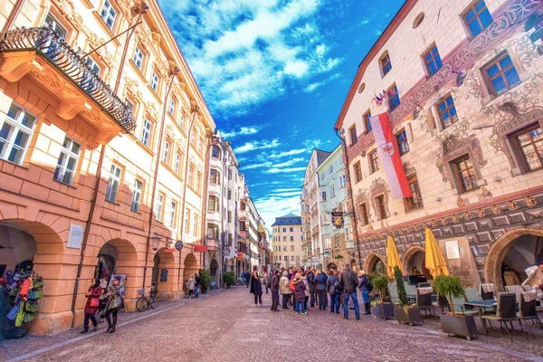 Mensen in het centrum van Innsbruck — Stockfoto