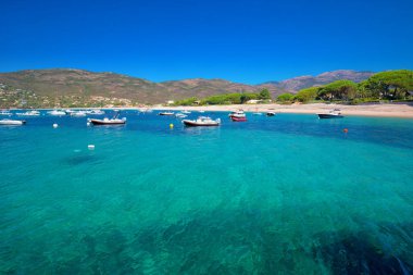 Mediteranian Korsika Adası ile kumlu plaj 