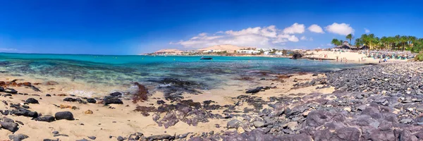 Praia arenosa com montanhas vulcânicas — Fotografia de Stock