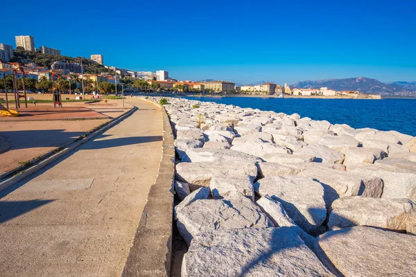 Kust stadsgezicht met palmbomen — Stockfoto