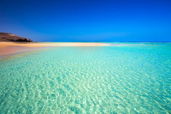 Ilha com praia arenosa — Fotografia de Stock