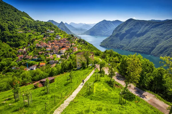 Lugano staden och den vackra blå sjön — Stockfoto