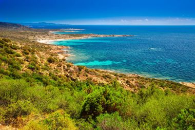 Corsica kayalık plaj sahil şeridine 