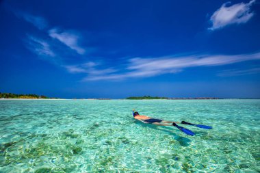 adam snorkling içinde tropikal lagoon 