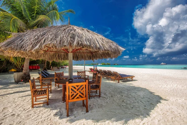 Mesa y sillas en la playa — Foto de Stock