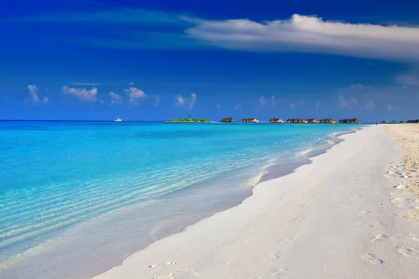 Île tropicale avec eau turquoise — Photo