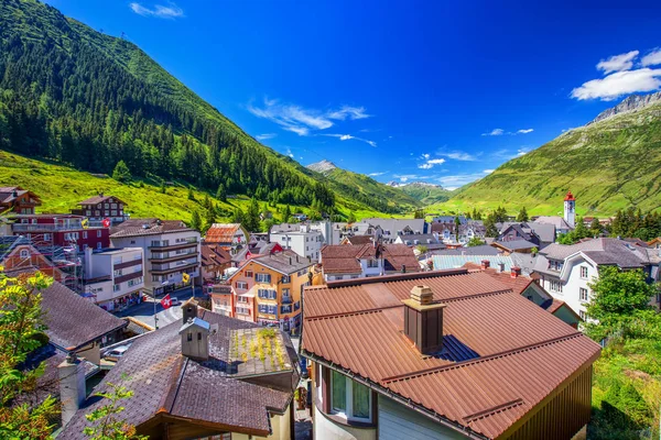 Desa Andermatt dengan Alpen Swiss — Stok Foto