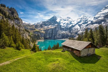 İnanılmaz tourquise Oeschinnensee şelaleler ile 