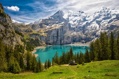 İnanılmaz tourquise Oeschinnensee şelaleler ile 