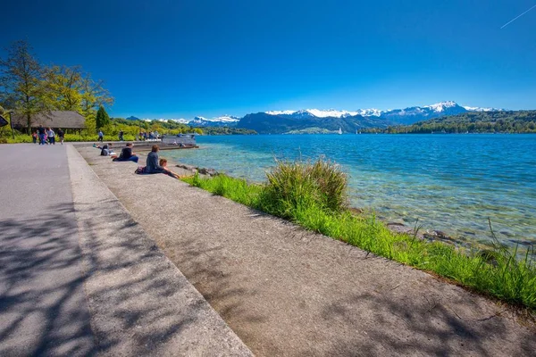 Lucerne promenade dengan gunung Pilatus dan danau Lucerne, Swiss, Eropa — Stok Foto