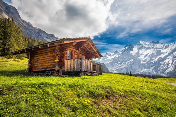 Houten Swiss chalet in Zwitserse Alpen — Stockfoto