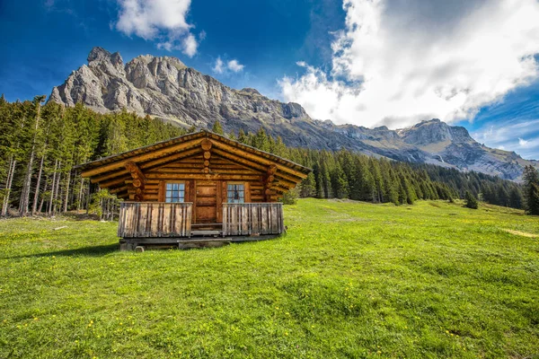 Houten Swiss chalet in Zwitserse Alpen — Stockfoto