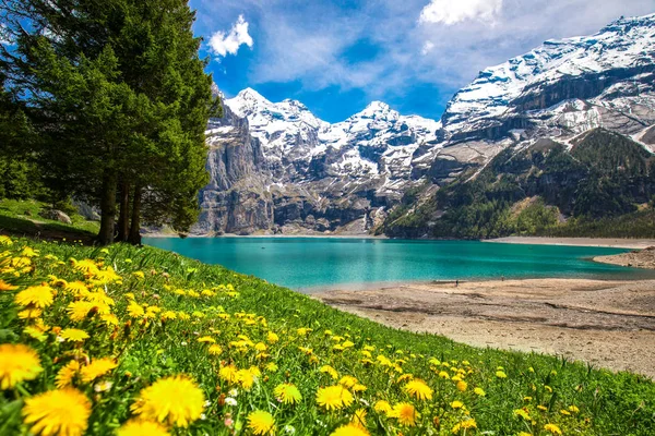 Geweldig tourquise Oeschinnensee met watervallen — Stockfoto