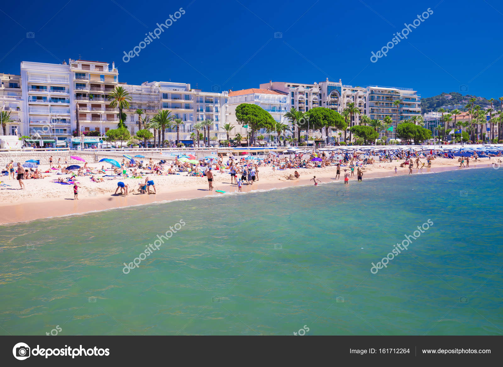 Plage De Sable Dans La Ville De Cannes Avec Ses Maisons