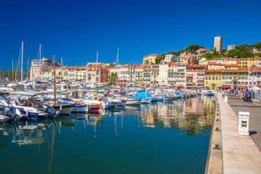 Renkli evleri ve mesire Fransız Rivierası'nda ile Cannes şehrinde liman