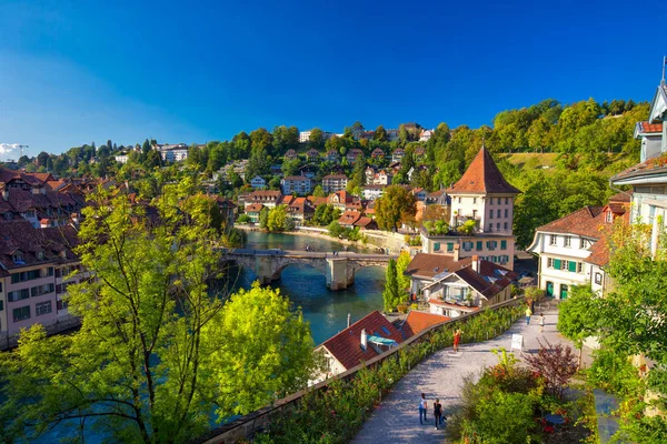 Pohled na staré centrum města Bern s řekou Aare, Švýcarsko — Stock fotografie