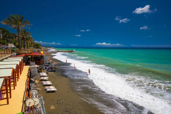 Kustlijn promenade met palmbomen in Cogoleto stad, Italiaanse Rivièra — Stockfoto