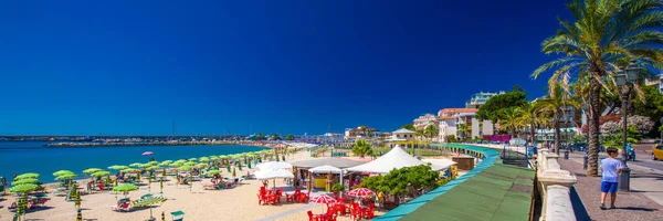 Sanremo promenade, Mediterian kenarı, İtalyan Rivierası kumsalda — Stok fotoğraf