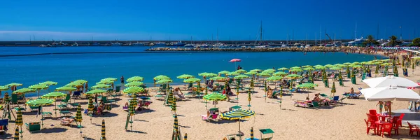 Strand bij San Remo promenade, Middellandse Zeekust, Italiaanse Rivièra — Stockfoto