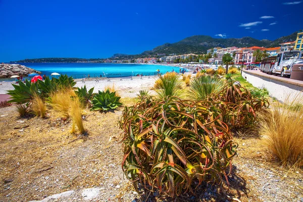 Menton şehir sahil mesire, Akdeniz kıyısında, Fransız Rivierası ile — Stok fotoğraf