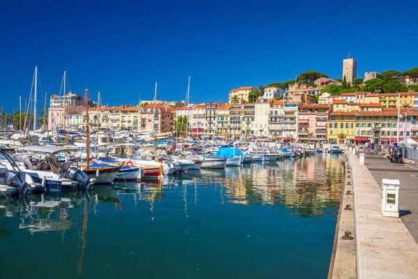 Порт в Каннах с красочными домами и набережной на французской ривьере
