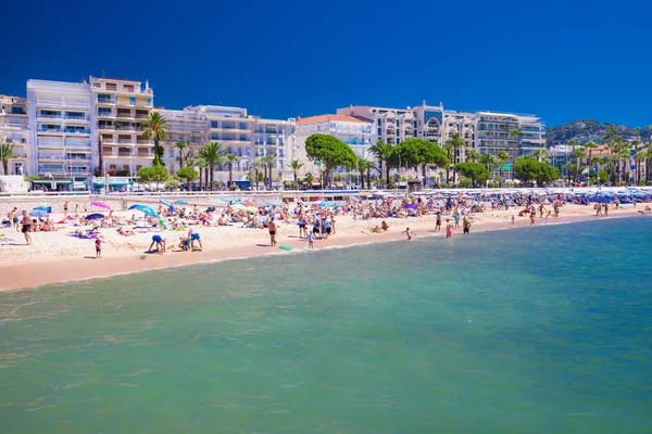 Playa de arena en la ciudad de Cannes con coloridas casas y paseo marítimo en la riviera francesa —  Fotos de Stock
