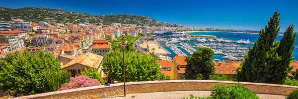 Vista costeira na riviera francesa com iates no centro da cidade de Cannes, riviera francesa — Fotografia de Stock