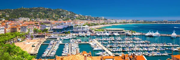 Vista costeira na riviera francesa com iates em Cannes, França — Fotografia de Stock