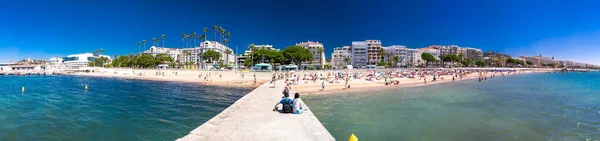 Sandy beach у місті Канни з барвистими будинками і набережної вздовж французької рив'єри — стокове фото