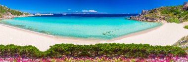 Spiaggia di Rena Bianca plajı, kırmızı kayalar ve masmavi berrak su, Santa Terasa Gallura, Sardinya, İtalya