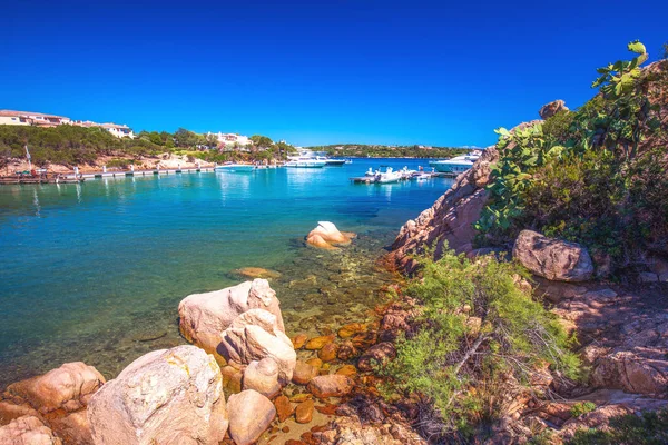 Sahil Mesire Çam Ağaçları Porto Cervo Şehir Tourquise Temiz Ile — Stok fotoğraf