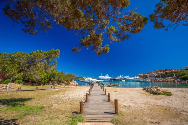 Nadmorskiej promenady w mieście Porto Cervo — Zdjęcie stockowe