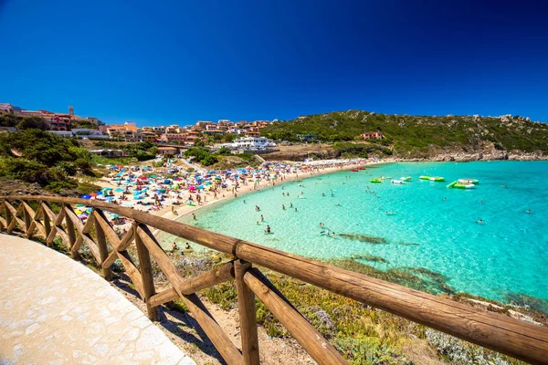 Spiaggia di Rena Bianca plajı, kırmızı kayalar ve masmavi berrak su, Santa Terasa Gallura, Sardinya, İtalya
