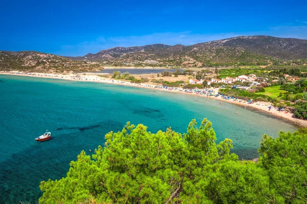 Güneşli bir gün kumsalda sa Colonia 