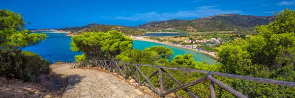 Güneşli bir gün kumsalda sa Colonia 