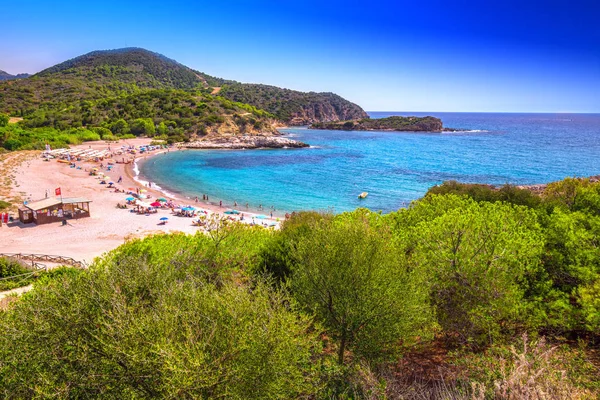 Güneşli bir gün plajda su Portu 