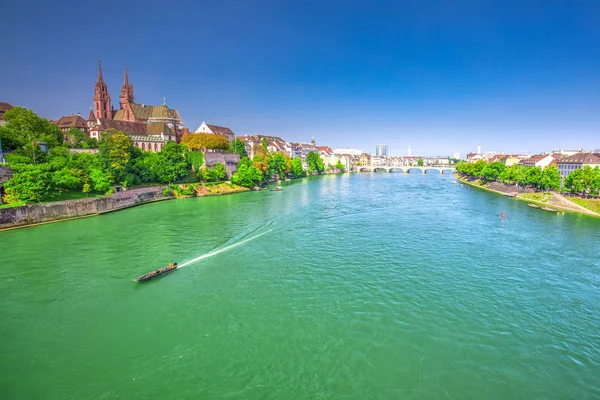 Gamla staden centrerar Basel med Münster-katedralen och floden Rhen — Stockfoto