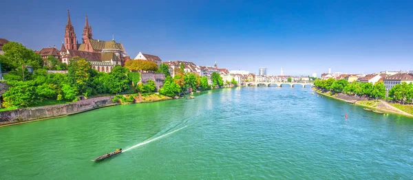Old city center of Basel with Munster cathedral and the Rhine river — Stock Photo, Image