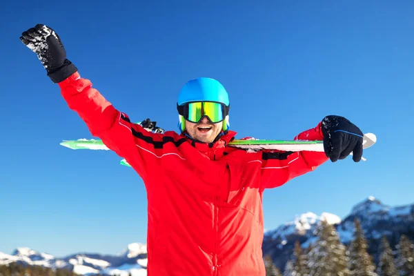 Jovem esquiador caucasiano atraente com esqui em Alpes Suíços — Fotografia de Stock